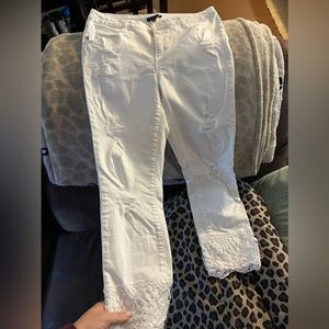 Signature Studio, Size 10, White Capri with lace